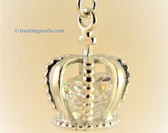 Marcapáginas con dije de corona de plata y detalle de circonita cúbica