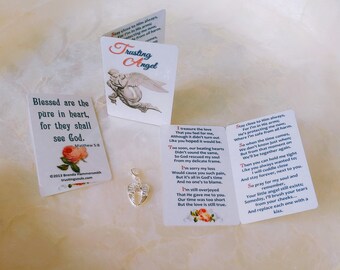 Tarjeta de regalo para aborto espontáneo o pérdida de un niño con dije de alas de ángel bañado en plata