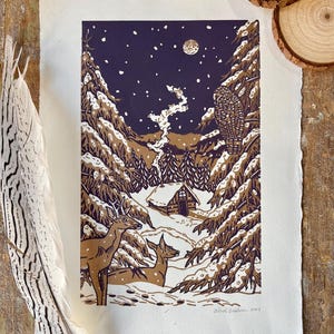 One Winter’s Eve – wydruk ręczny. Linoryt. Druk blokowy. Chata. Jeleń. Sowa. Las. Śnieg. Wydruk świąteczny. Wydruk bożonarodzeniowy.