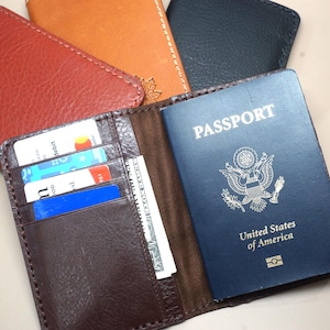 Capa de couro para passaporte com compartimentos para cartões - Porta-passaporte - Carteira de viagem - Presente personalizado