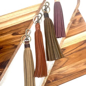 Llavero de cuero con borla para bolso