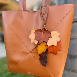 Ciondolo a forma di foglia d'acero in pelle pieno fiore: accessorio artigianale per borse tote.
