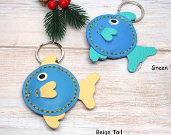 Llavero de pez: dije de pez hecho a mano para bolso, bonito llavero de animal, regalo para amantes del océano, pequeño detalle de cuero.