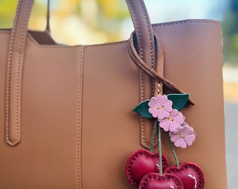 Leren tasbedel kersen: handgemaakt tasaccessoire