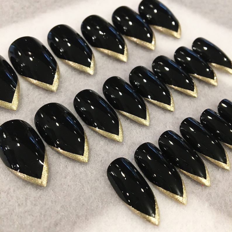 Black And Gold Stiletto Fake Nails, Faux Nails, Gold Tips, French Tips, Stiletto Nails, Glue On Nails, Black Nails, Gloss Nails, Matte Nails 