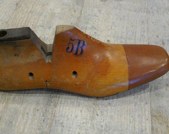 Vintage Wooden Shoe Mold - size 5B