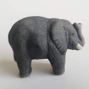 Vintage Studio Pottery handgjord elefantfigur, signerad, raku keramik