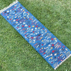 Vintage Oushak Runner Rug, Turkish Kilim Rug Runner, Handwoven Kilim Rug Runner, Runner Rug, Flowery Runner on a Blue Background, 2’4”x8’4”