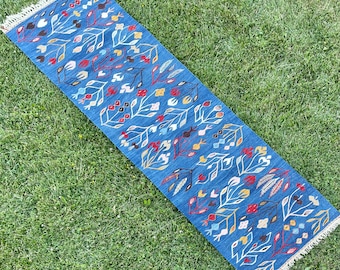 Vintage Oushak Runner Rug, Turkish Kilim Rug Runner, Handwoven Kilim Rug Runner, Runner Rug, Flowery Runner on a Blue Background, 2’4”x8’4”