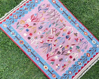 Turks roze en blauwe bloemenwol kelimdeken, pastelroze tapijt, roze huisdecordeken, kelimdeken, handgemaakt vloerroze tapijt, tapijtdeken, 4'x5'5 ft