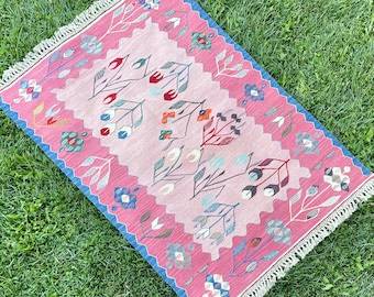 Ręcznie robiony różowy dywanik Kilim, dywanik ścienny, różowy dywanik, turecki dywanik, dywanik vintage, zniszczony dywanik z krótkim włosiem, plemienny rustykalny różowy dywanik, 3'3”x5'6” ft