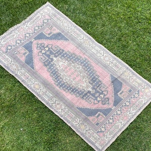 Vintage Oushak Rug, Turkish Oushak Rug, Low Pile Distressed Rug, Vintage Rug, Hand Knotted Rug, Muted Pink Rug, Turkish Rug, 8’6” x 4’8” ft