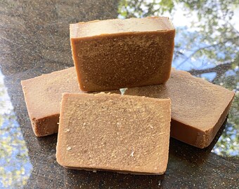 Jabón de leche de cabra con vainilla y sándalo: barra de baño artesanal