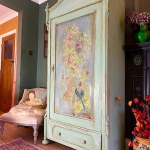 Antique Painted Armoire with Chinoiserie bild 3