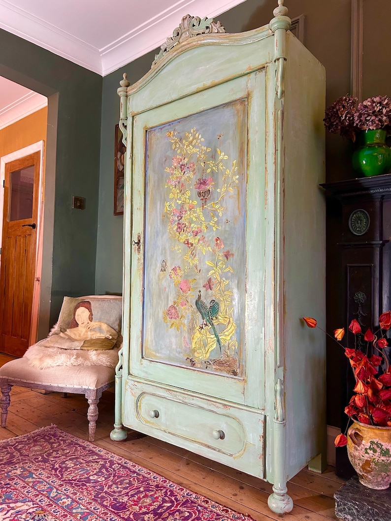 Antique Painted Armoire with Chinoiserie bild 3