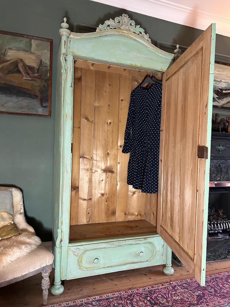 Antique Painted Armoire with Chinoiserie bild 11