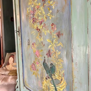 Antique Painted Armoire with Chinoiserie bild 9