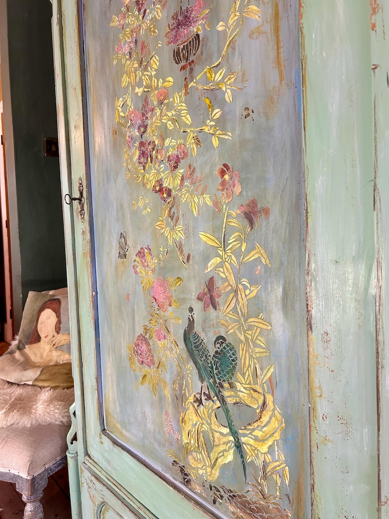 Antique Painted Armoire with Chinoiserie bild 9