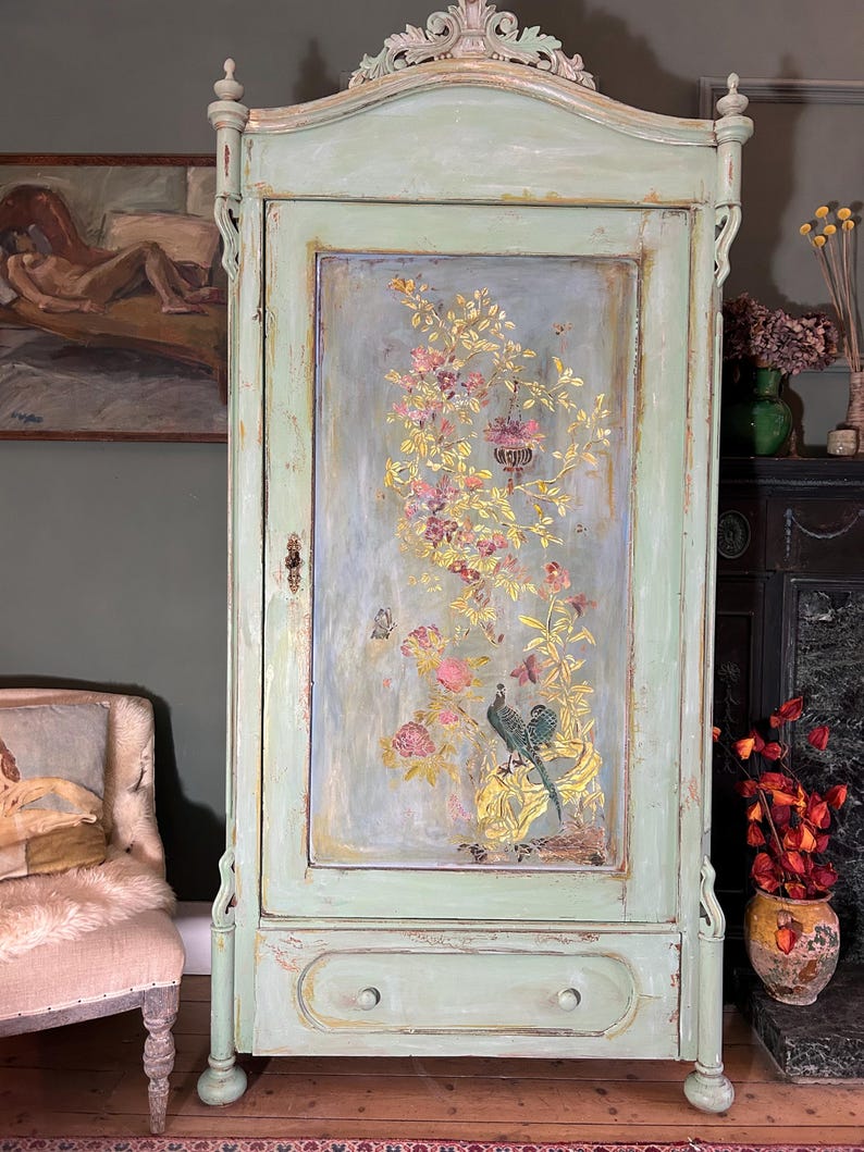 Antique Painted Armoire with Chinoiserie bild 7