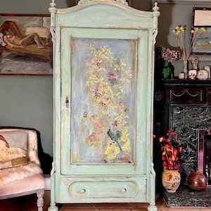 Antique Painted Armoire with Chinoiserie bild 1