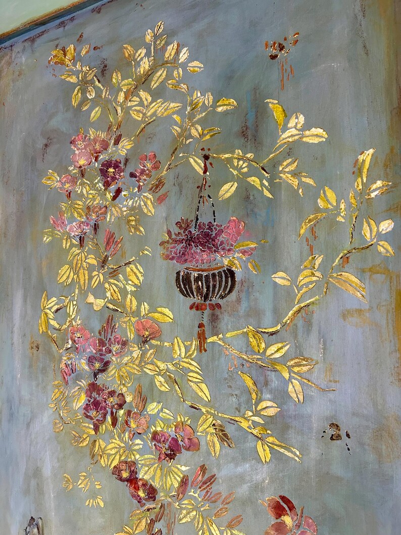 Antique Painted Armoire with Chinoiserie bild 4