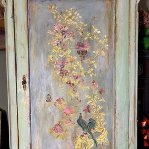 Antique Painted Armoire with Chinoiserie bild 8
