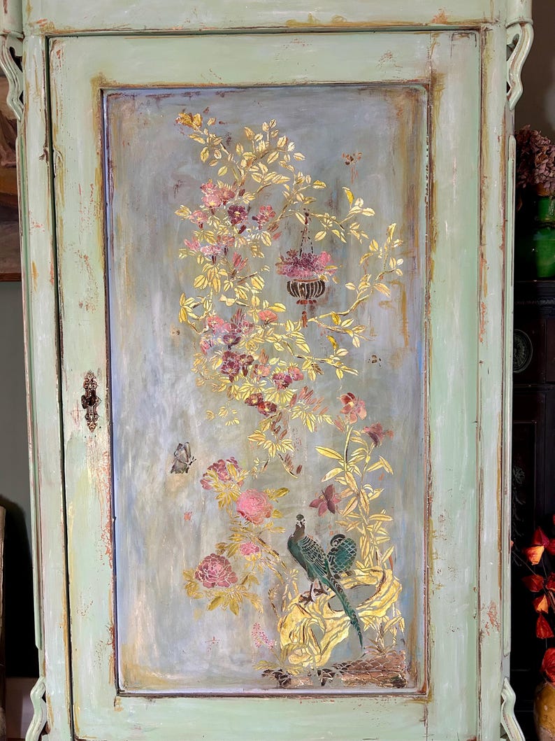 Antique Painted Armoire with Chinoiserie bild 8