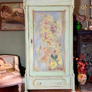 Antique Painted Armoire with Chinoiserie bild 2