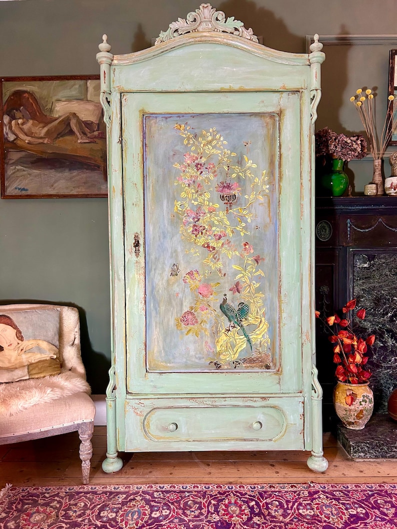 Antique Painted Armoire with Chinoiserie bild 2