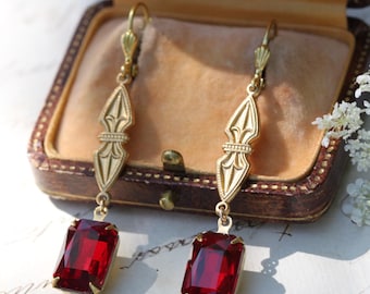 Pendientes colgantes de cristal rojo estilo art déco: joyería nupcial vintage con escudo dorado