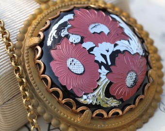 Colar vintage Art Nouveau com pingente de papoula, em latão antigo.