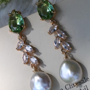 Pendientes de boda con perla verde peridoto, regalos para damas de honor, joyería nupcial con estilo cottagecore.