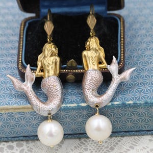 Meerjungfrauen-Perlenohrringe, Ohrringe für Strandhochzeiten, Geschenkidee für Freunde von wild schwimmenden Tieren
