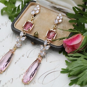 Pendientes Art Déco Rosados, Pendientes Colgantes Rosados para Bodas, Pendientes de Novia con Hojas de Rosa Cottagecore, Joyas Coquetas, Regalos para Damas de Honor