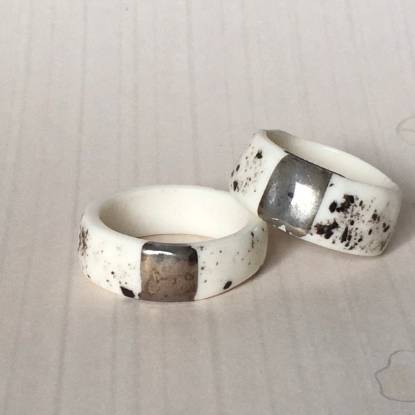 Bague blanche en céramique en céramique en porcelaine faite à la main avec décor en platine, tailles 8 et 9