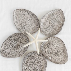 Plato de aperitivos de pétalos, plato de cerámica, platos hechos a mano, platos de cerámica