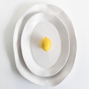 Plato de servicio mate blanco, plato de servicio de cerámica hecho a mano, plato mediano, plato grande, gres