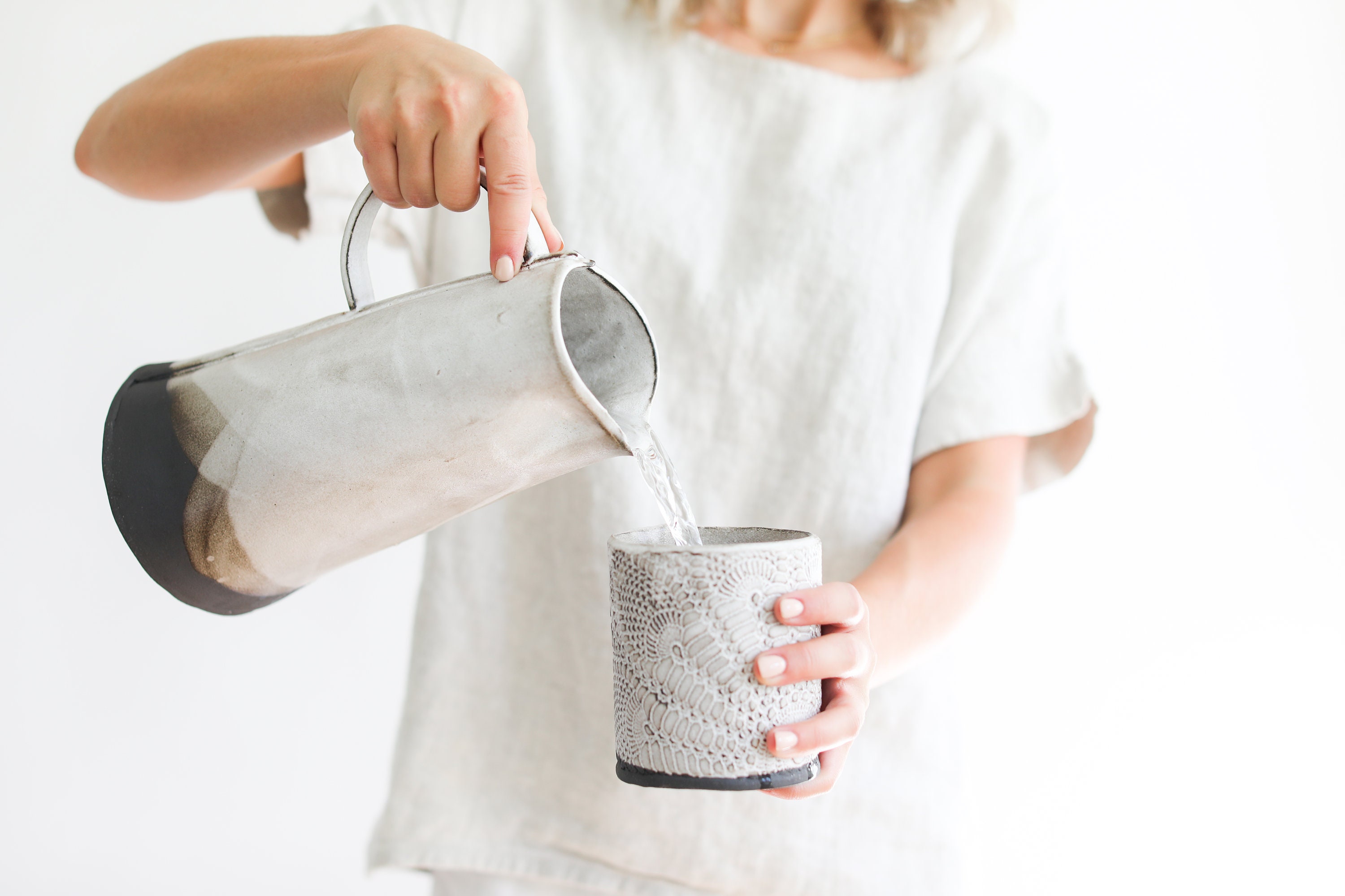 Rustic Vers Over Pitcher, Pichet, Pichet en Grès, Céramique Fait à La Main, Padma Lakshmi