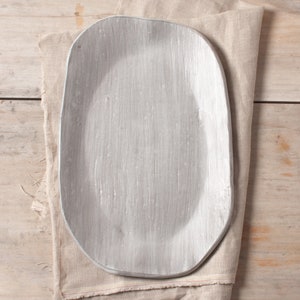 Plato cepillado orgánico, plato mediano, plato de verduras, plato para servir, plato de gres, plato hecho a mano, plato de cerámica, blanco