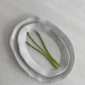 Plato moteado, plato grande para servir, gres, plato hecho a mano, granja moderna, plato ovalado, regalo de bodas, plato de cerámica