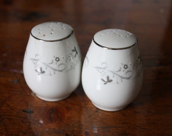 Pequeños saleros y pimenteros vintage