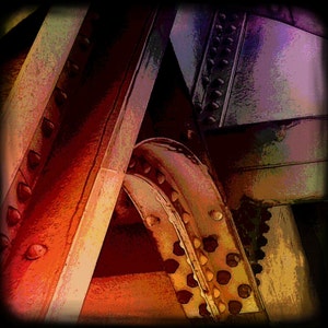 Puede incluir: Primer plano de una estructura metálica oxidada con una serie de remaches a lo largo de los bordes. El metal es una mezcla de tonos rojos, naranjas y marrones, creando un aspecto cálido y texturizado.