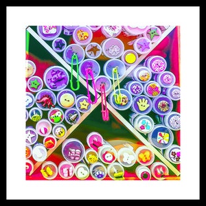 Peut inclure: Une collection de boutons colorés et d'épingles à nourrice disposés dans une boîte divisée. Les boutons présentent divers motifs, notamment des étoiles, des fleurs et des personnages de dessins animés. Des épingles à nourrice vertes, roses et jaunes sont intercalées.