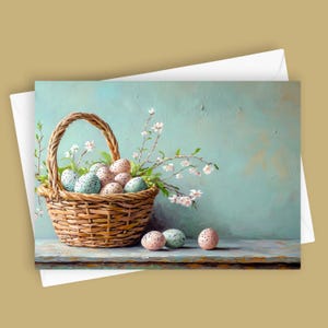 Peut inclure: Carte de vœux avec une peinture à l'aquarelle d'un panier en osier rempli d'œufs tachetés et de branches fleuries. Le panier est posé sur une surface grise devant un fond bleu clair. Plusieurs œufs tachetés sont éparpillés.