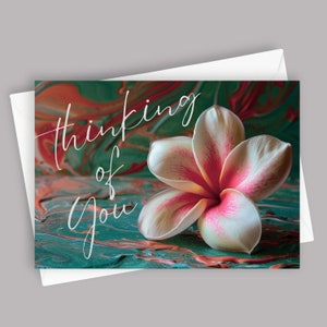Denk an Dich Plumeria | Leere 5 x 7 Grußkarte, Blumen Briefpapier, Beileidskarte, Freundschaftskarte, Ermutigungskarte, Karte für alle Anlässe