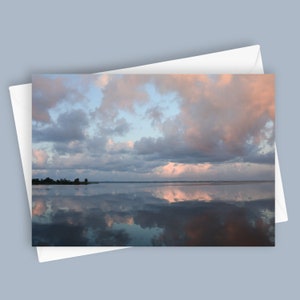 Bewolkte zonsopgang | Blanco luchtkaart, reflectiekaart zonsopgang, pastelkleurige fotokaart, wenskaart 5 x 7, briefpapier vredige wolk
