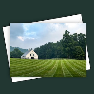 Lucky Turns / Biglietto di auguri con fienile panoramico, saluto di campagna, foto di una fattoria tranquilla, carta da lettere vuota 5x7, biglietto ispirato alla natura