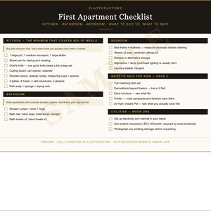 Może przedstawiać: Lista "First Apartment Checklist" z sekcjami dla kuchni, łazienki i sypialni. Tekst jest czcionką szeryfową na kremowym tle z ciemnobrązowym nagłówkiem. Lista kontrolna zawiera elementy do kupienia i pominięcia.