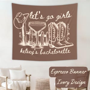 Peut inclure: Tapisserie marron avec un motif ivoire repr&eacute;sentant un chapeau de cowboy, un cocktail, une cl&ocirc;ture et des bottes de cowboy. Le texte comprend "let's go girls", "kelsey's bachelorette" et "nashville, tn". La banni&egrave;re est intitul&eacute;e "Espresso Banner" et "Ivory Design".