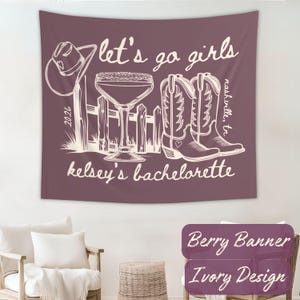 Peut inclure: Tapisserie couleur baie avec un motif ivoire repr&eacute;sentant un chapeau de cowboy, un cocktail, une cl&ocirc;ture et des bottes de cowboy. Le texte indique "Let's go girls, Kelsey's Bachelorette, Nashville, TN, 2026".